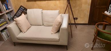 Divano bianco latte
