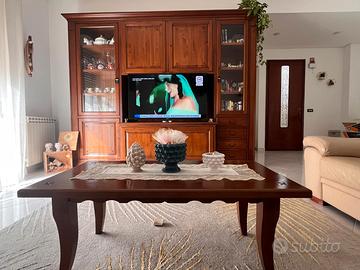 Parete attrezzata con tavolino da salotto 