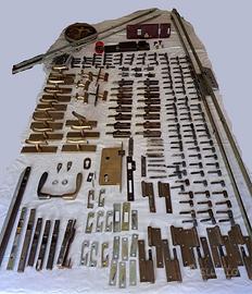 Lotto ferramenta cerniere, maniglie e serrature