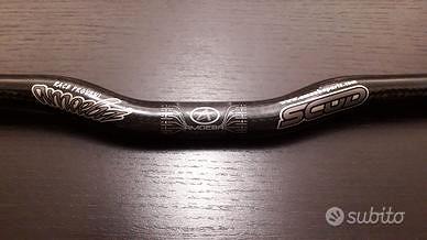 Manubrio e attacco in CARBONIO per bici