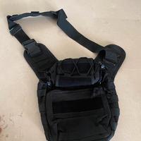 Borsa nera a tracolla, sportiva