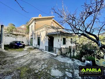 Villa di 5550 m² con più di 5 locali e box auto do