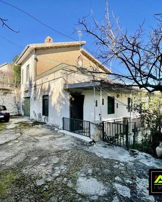 Villa di 5550 m² con più di 5 locali e box auto do