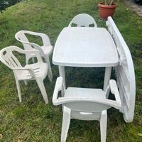 Due tavoli ovali in plastica da giardino e 4 sedie