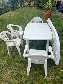 Due tavoli ovali in plastica da giardino e 4 sedie