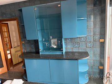 Anta cucina blu con piano in marmo