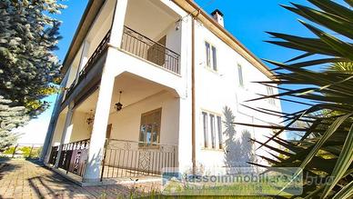 Villa di 412 m² con più di 5 locali a Crecchio