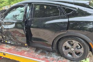 Ford Mustang Mach-E incidentata