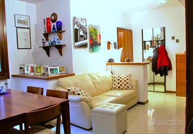 Spazioso appartamento con due bagni