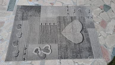 Tappeto moderno grigio con cuori 120 x 170 cm