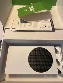 Xbox serie S con caricabatteria