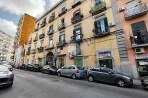 2 LOCALI A NAPOLI