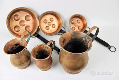 Serie di oggetti in rame per cucina