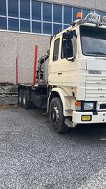 Scania 142 3 assi con caricatore da legna