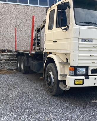 Scania 142 3 assi con caricatore da legna