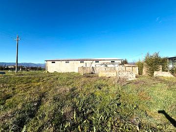 2 ampi Magazzini con terreno circostante