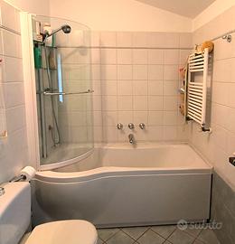 Vasca da bagno, soluzione combinata vasca + doccia