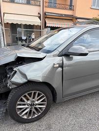 Kia rio incidentata