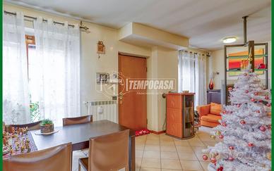 VILLA A SCHIERA IN BUONE CONDIZIONI CON BOX