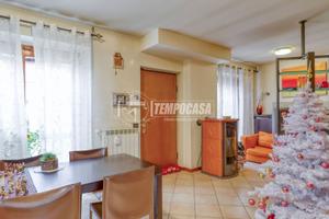 VILLA A SCHIERA IN BUONE CONDIZIONI CON BOX