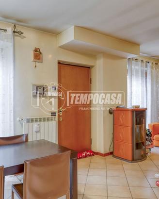 VILLA A SCHIERA IN BUONE CONDIZIONI CON BOX
