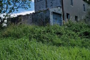 Vendita rustico con 10 ettari di terreno e 160 di