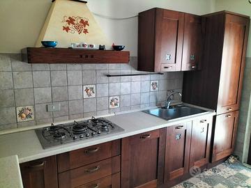 Cucina in legno con forno e lavastoviglie