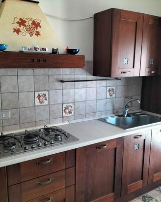 Cucina in legno con forno e lavastoviglie