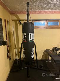 Sacco da boxe con supporto autoportante e zavorre