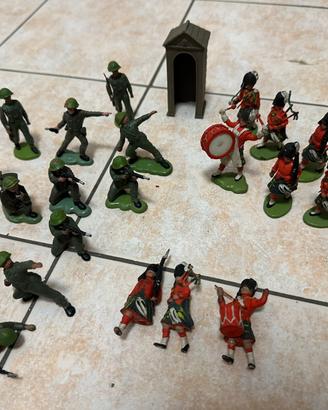 Lotto soldatini con garitta Britains anni 60/70