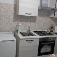 cucina con lavatrice e frigorifero 