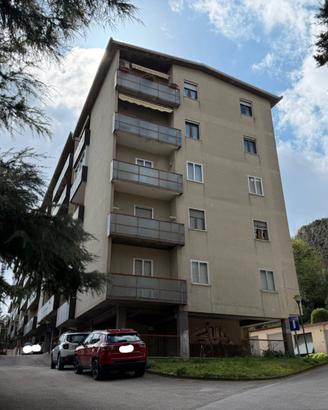 Appartamento con box auto - Via Leopardi