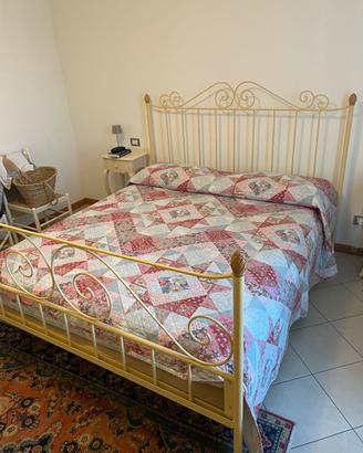 Letto matrimoniale in ferro con baldacchino
