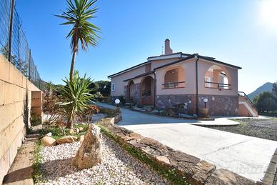 Villa indipendente con vista mare