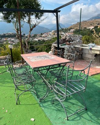 Tavolo da esterno in ferro battuto