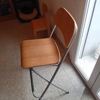 tre sgabelli in legno e alluminio. 