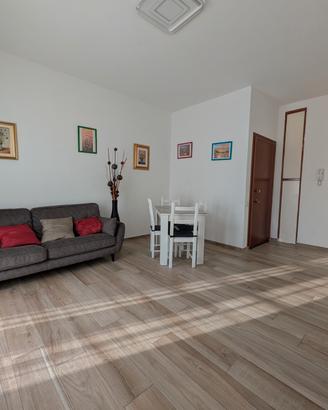 Ampia camera arredata di 20 m² in appartamento ris