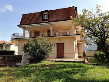 Casa indipendente di 1098 m² con più di 5 locali e