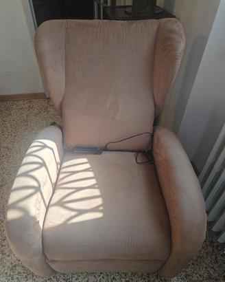 poltrona reclinabile elettricamente per anziani