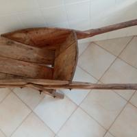 Vecchia carriola in legno