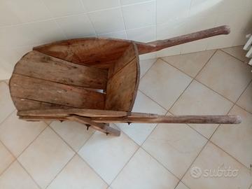 Vecchia carriola in legno