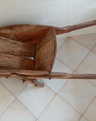 Vecchia carriola in legno