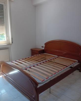 Letto matrimoniale con rete a doghe + 2 comodini