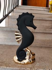 statua in resina a forma di cavalluccio marino