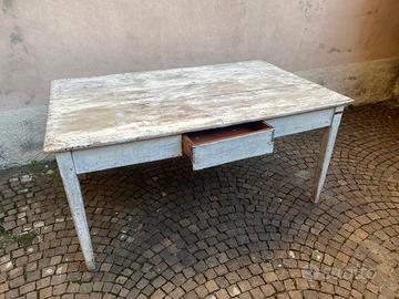 Tavolo in legno stile vintage