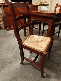 Tavolo in legno con quattro sedie