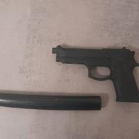 Tanto in legno e pistola di gomma