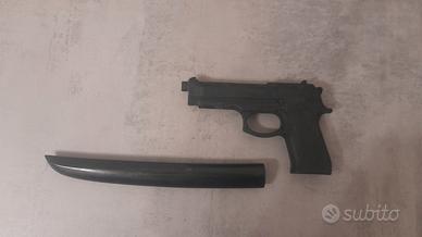 Tanto in legno e pistola di gomma
