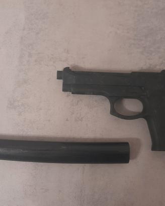 Tanto in legno e pistola di gomma