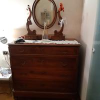 cassettiera antica con specchio